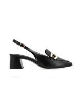 Zapato tipo mule con taco cuadrado forrado, punta cuadrada y detalle de ornamento metálico dorado en el empeine. Presenta diseño destalonado con tira ajustable mediante hebilla lateral.
