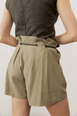 Short blanco de tiro alto, confeccionado en lino, con bolsillos laterales y cordón ajustable en la cintura.