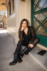 Botas de caña corta confeccionadas en cuero negro con textura granulada, diseño de punta cuadrada y taco bloque de altura media.