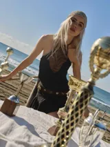 Minifalda de tweed de punto elastizado color gris, con una faja ancha y un volado en el ruedo.