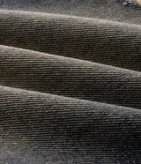 Pantalón de jean Blue Steel con corte super baggy, de tiro alto y pierna ancha. Presenta un lavado azul oscuro con efecto dirty y estonado, además de detalles destroyed y rasgos localizados en las rodillas y muslos.