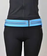 Riñonera deportiva color celeste con cierre reflectivo y correa ajustable.
