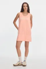 Vestido corto sin mangas color salmón, de corte recto y holgado, con efecto lavado y estampa frontal con la inscripción 'PASTICHE'.