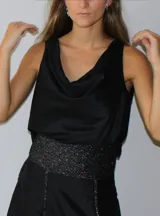 Top sin mangas de tela tipo shantung color negro, con escote estilo buche y corte holgado.