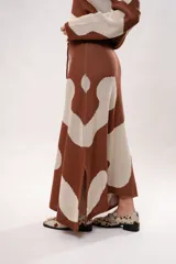 Pollera larga marrón con estampado de manchas grandes color crema, corte recto y abertura lateral.