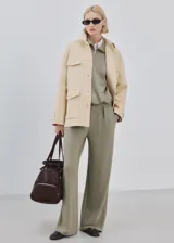 Pantalón verde militar de corte recto y tiro alto, con bolsillos laterales y pinzas frontales.