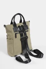 Mochila porta laptop negra de nylon, estilo urbano, con asas superiores para llevar en la mano, bolsillos frontales con cierre y etiqueta con logo impreso.