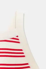 Top negro de tejido de punto, con cuello halter y corte ajustado.