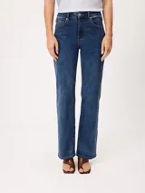 Jean de denim azul con elastano, de tiro medio y corte recto.