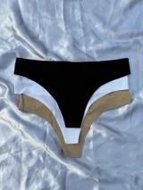 Pack de tres colaless sin costuras de tejido elastizado acanalado, en colores negro, blanco y beige.