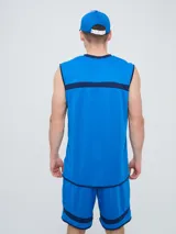 Musculosa deportiva Umbro del Club Nacional de Football, modelo Protraining, color azul marino con detalles en rojo y blanco en los hombros y el cuello. Incluye el escudo del club y el logo de Umbro.