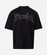 Remera oversize de tejido tipo gamuza sintética negra, con cuello redondo, manga corta y bordado de cruz gótica en el pecho.