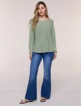 Buzo tejido liviano de calce holgado color celeste, con escote bote y mangas tipo dolman.