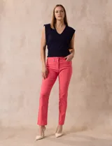 Pantalón de gabardina elastizada color coral, marca Tahari. Tiene pretina con pasadores, cierre y broche interno. Delantera y trasera con bolsillos.