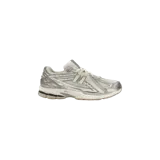 Championes New Balance modelo 1906R, color plateado y blanco con detalles metalizados, tecnología N-ergy en la suela y diseño inspirado en el running de los años 2000.