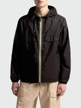Campera con capucha Moncler modelo Nidge, de color negro, con cierre frontal y cordones ajustables en la capucha.