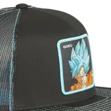 Gorra trucker unisex con visera curva, paneles frontales negros y paneles traseros de malla negra con detalles en celeste. Presenta un parche bordado con el personaje Goku de Dragon Ball Super.