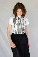 Remera blanca de algodón con cuello redondo y estampado de peces en escala de grises.