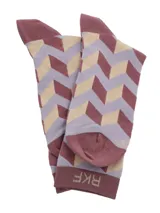 Medias de bambú de caña alta, con estampado geométrico en tonos marrón, beige y lila, y el logo de la marca en el elástico superior.