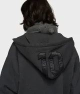 Sudadera con capucha y cierre frontal, color gris oscuro, de corte oversize y hombros caídos. Presenta un parche con el número 10 en la capucha.