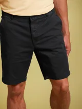 Bermuda de gabardina color negro, de corte clásico y diseño liso con bolsillos laterales.