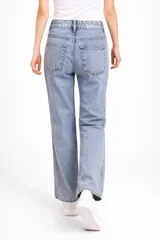Pantalon de jean gris con acabado metalizado, de corte recto y tiro alto, con bolsillos laterales y traseros.