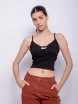 Top negro sin mangas con breteles finos y cut out en el escote.