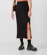 Falda midi negra de rib, con abertura lateral.