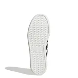 Championes urbanos Adidas modelo Barreda, de diseño inspirado en el tenis con puntera en T. Presentan una combinación de cuero sintético blanco con refuerzos de gamuza gris en la puntera y las icónicas tres tiras laterales en negro. Cuentan con suela cupsole de goma y cierre mediante cordones.