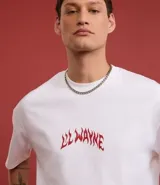 Remera blanca de corte holgado con estampado de Lil Wayne en la espalda.