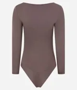 Body de manga larga con escote bote, confeccionado en tejido de poliamida y elastano. Presenta un diseño ajustado al cuerpo con cierre en el entrepiernas.