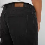 Pantalón de jean gris oscuro, de corte recto y tiro medio.