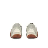 Championes de perfil bajo Merrell modelo Relay, confeccionados en una combinación de gamuza y malla transpirable en tonos verde oliva. Presentan un diseño distintivo con una pieza lateral de goma en color marrón con relieve, cierre de cordones tradicional y suela de goma con tracción.