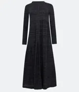 Vestido midi gris oscuro de manga larga, con cuello redondo y falda acampanada con recortes.