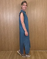 Vestido midi verde militar de rayas verticales blancas, con cuello alto con volados, mangas cortas con volados y cierre frontal completo de botones.
