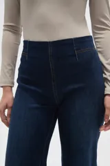 Pantalon de jean estilo oxford con tiro alto y ruedo deshilachado.