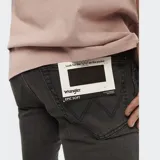 Pantalón de jean Wrangler Texas Slim color gris oscuro, de corte ajustado y diseño clásico de cinco bolsillos.