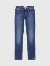 Jeans de mezclilla azul oscuro con lavado vintage, corte skinny y tiro medio. Presentan cortes laterales en los bajos y el monograma bordado de Calvin Klein en la parte inferior de la pierna derecha.