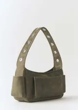 Bolso de hombro mediano confeccionado en piel bovina color verde oliva, con diseño estructurado, asa única, bolsillo frontal externo y bolsillos laterales.