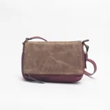 Bandolera de diseño bicolor, combinando una solapa frontal en tono marrón con cuerpo en color bordó. Presenta detalles de tachas metálicas en el borde de la solapa y correa ajustable.