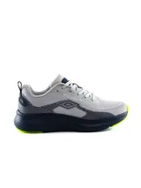 Championes de running Umbro modelo Bron para hombre, de color gris con suela azul oscura y detalles en verde flúor. Confeccionados en tejido de malla transpirable, cordones grises y el logo de la marca en el lateral.