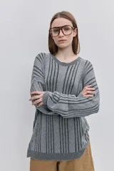 Sweater de punto color gris con diseño de rayas verticales oscuras, cuello redondo y calce relajado de mangas largas.