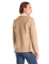 Cardigan de tejido soft color beige con solapa ancha en contraste de tono más claro, diseño abierto y manga larga.