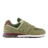 Championes urbanos New Balance modelo 574, color verde oliva con detalles en verde oscuro, beige y bordó, confeccionados en gamuza y malla, con logo "N" característico en los laterales y entresuela ENCAP.