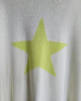 Ruana de tejido de punto en color crema con detalle de estrella grande en color verde lima en la espalda y bordes en tono arena.