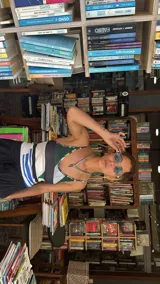 Collar de mostacillas de acrílico color turquesa con un dije colgante en forma de cuerno italiano (cornicello) rojo con incrustaciones de piedras turquesas. El engarce del dije y las cuentas separadoras son de metal dorado.