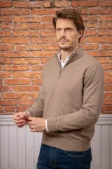 Sweater de punto con medio cierre frontal, cuello alto y puños acanalados.