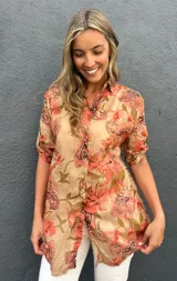 Sobrecamisa de algodón y viscosa con estampado floral y paisley en tonos camel, chocolate y coral, de manga larga con presilla para arremangar, cuello camisero y cierre frontal de botones.