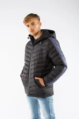 Campera puffer de nylon con relleno de guata, diseño capitoneado y capucha desmontable. Presenta cierre frontal, bolsillos laterales con cierre y detalles en color bordó en mangas y cierres.