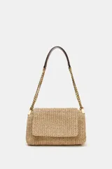 Bolso de hombro formato bandolera con cuerpo en efecto trenzado de color beige. Cuenta con asa de hombro combinada de cadena metálica dorada y tira de cuero sintético marrón, compartimento interior con cremallera y cierre mediante botón imantado.